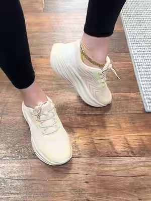 Zapatillas deportivas Cushionaire Xplor para mujer: calzado de entrenamiento con cordones rápidos, parte superior de malla ligera y suela de plataforma amortiguada.#backtoschool#