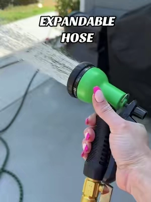 Once you use an expandable hose, that big heavy garden hose feels absolutely ridiculous 😂🙌 Lightweight, easy to move around, and takes up WAY less space! @Uhair US #expandablehose #flexiblehose #gardenhose #yardwork #hose 
