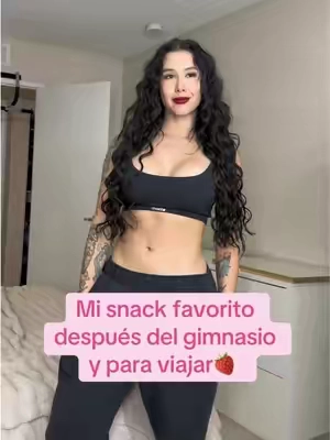 Es muy bueno para viajar también ya que tiene un peso muy bajo comparado a otros proteínas 💖😊y tienen otros sabores también, pero mi favorito es el de fresa ya que sabe a mi nesquik de fresa con cereal 😊 #comidatiktok #fitnesstips #comidafit 
