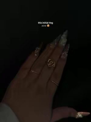 & it’s adjustable 😍 #rings #daintyjewelry #goldring #goldjewelry #initialring 