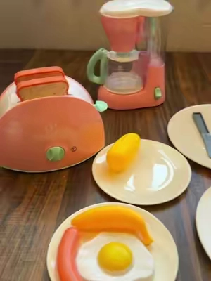Un set de cocina de juguete súper completo para que los pequeños preparen sus propias recetas y disfruten horas de juego. Incluye cafetera, batidora, tostadora y accesorios con luces y sonidos realistas. #JuguetesParaNiños #CocinaDeJuguete #JuegoDeImitación #RegalosParaNiños #TikTokShopCreatorPicks