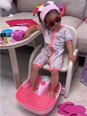 Every little girl’s dream surprise. 🎁💕 #spa #homespa #kidsactivities #toddlertoys #pretendplay #girlmom #giftforkids #birthdaygiftideas #kidsparty #fyp 