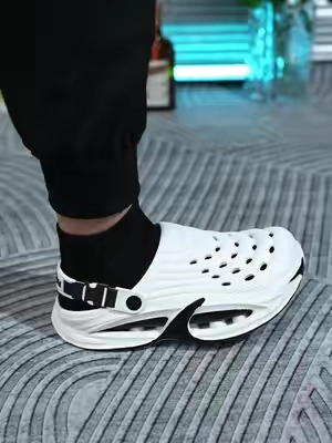 Comfortable slippers for men, there are two ways to wear it,which are versatile and fashionable #slippers #comfortable #tiktokshop #fashion#SummerVibes 