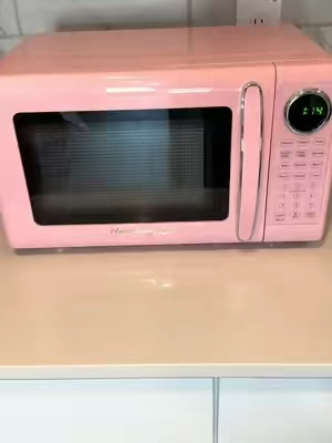 Okayyy… the microwave had to match the vibe too 😭💗 #pinkmicrowave #kitchenfinds #nostalgiamicrowave #kitchenmusthaves #pinkkitchen 