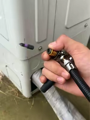 Haz que tu taladro llegue a los lugares más difíciles. Este accesorio de 90 grados facilita atornillar en esquinas estrechas, detrás de gabinetes, dentro de closets y entre estructuras de madera. Ideal para carpintería, muebles y reparaciones en casa. #AccesorioParaTaladro #Taladro90Grados #HerramientasDeCarpinteria #HerramientasDIY #HerramientasParaMuebles