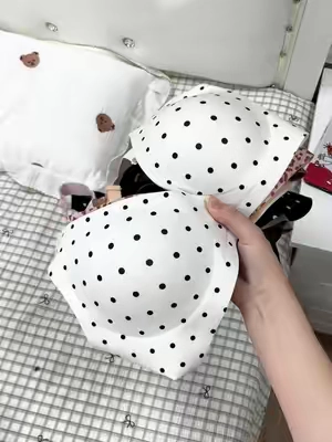 I finally tried the viral jelly bra everyone keeps talking about, and now I understand why it's so popular.#spotlightfinds #tiktokshopsummersale #SohoChic #bra #comfortable 