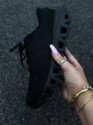 My opinion has definitely changed on these On Cloud x 5s 🖤🙌 these are life changing #fyp #blowthisup #oncloud #oncloudx5 #blacksneaker 