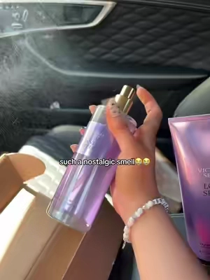 smells like 2008 at the mall🥹💜 #victoriassecret #lovespell ##victoriassecretmist #tiktokshopcreatorpicks 