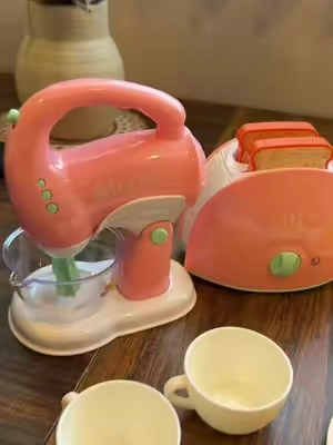 Una cocinita súper completa para que los pequeños jueguen a preparar el desayuno como los grandes. Cafetera, tostadora, batidora y varios accesorios con luces y sonidos que hacen el juego mucho más divertido. #CocinaInfantil #JuguetesParaNiños #JuegoDeImitación #RegaloParaNiños #TikTokShopCreatorPicks