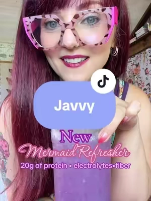 The mermaid refresher is so easy to make and has so many good for you ingredients! #summerberryrefresher #mermaidvibes #refresher #javvy #protein 