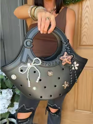 Crocs really said complete the whole look 🤭👜 I’m obsessed with this new tote! #crocs #falldealsforyou #totebag #everydaybag #TikTokshopbacktoschool @Crocs 