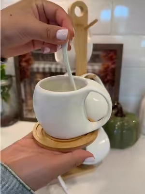 Este set de tazas con su base de bamboo le dan un toque tan bello a nuestra estación de café  Son tazas de cerámica que te vienen hasta sus cucharas incluidas , las más bonitas  #ceramiccoffeemug #coffeebardecor #cups #BackToSchool #tiktokshopcreatorpicks 