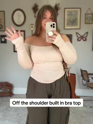 The best most flattering built in bra top I have ever worn. And the off the shoulder is just 🤌🏻 @Klassy Network #builtinbra #offshouldertop #builtinbra #curvyfashion #fallfashion 