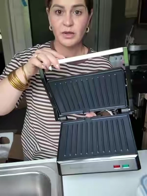 Esta MegaChef es de esas cosas que resuelven muchísimo en la cocina 😍 Placas dobles antiadherentes para preparar paninis, sándwiches y otras comidas de forma práctica y rápida. Ideal para tenerla en casa y preparar algo rico sin complicarte. ✨ #MegaChef #PaniniGrill #CocinaPractica #Electrodomesticos #TikTokShop