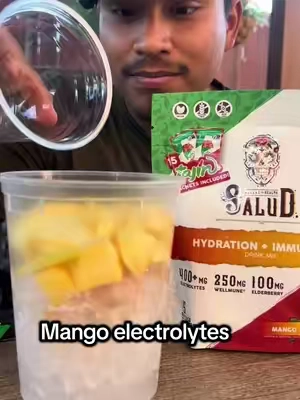 Salud x Tajín these are so good and keep you hydrated perfect for this hot summer with these ice cold drinks🥵🥵😍#fyp #mangotajin #mango #icecold #colddrinks 