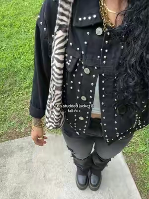 I’m 5’3 & 133 wearing a small🖤