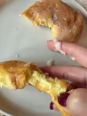 You have to try these! Pop them in the microwave for 5-10 seconds and it’s out of this world #honeybuns #breakfast #pastries #brunch 