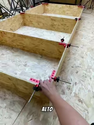 La madera siempre empuja. Enséñale quién manda con SYYKTTD. 👊 #cornerclamp #woodtok  #cornerclampsforwoodworking #SYYKTTD #TikTokshopbacktoschool 