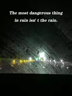 The oil film on the glass can easily lead to dangerous driving during heavy rainstorms and at night #dangerous #CarClean #Windshield #oilfilmcleaner #tiktok    