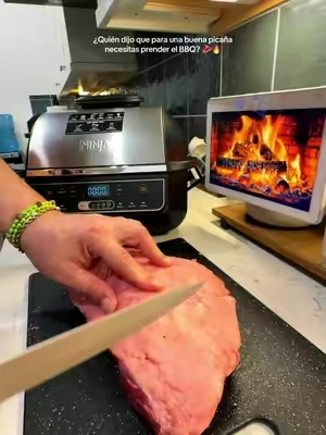 Se acabó el propano, pero la picaña NO se cancela. 😂🥩 Para eso tenemos nuestra Ninja Foodi Grill. Nos permite cocinar tipo parrilla dentro de la cocina y conseguir ese buen sellado, las marcas de grill y una carne jugosa por dentro, además de contar con un sistema diseñado para ayudar a controlar el humo. Y no es solamente parrilla: también funciona como air fryer, rostiza, hornea, gratina y deshidrata, así que es una de esas máquinas a las que realmente puedes sacarles provecho para diferentes comidas. Hoy le tocó a la picaña… y miren cómo quedó. 🔥 @Ninja Kitchen #indoorgrill #steakdinner #picanha #tiktokshopcreatorpicks #TikTokshopbacktoschool . . . . . . . . . . . . .  Ninja Foodi 6-in-1 Indoor Grill & 4-qt Air Fryer with Roast, Bake, Broil, Dehydrate (2nd gen) - EG201 cómo cocinar picaña en casa, cómo hacer picaña jugosa, cómo sellar carne correctamente, carne con marcas de parrilla, hacer steak dentro de casa, cocinar a la parrilla sin propano, qué hacer si no tengo BBQ, parrilla para usar dentro de casa, cocinar carne sin tanto humo, parrilla para días de lluvia, air fryer que también hace grill, aparato para cocinar carne y vegetales, indoor grill for steak, how to cook picanha indoors, juicy picanha recipe, grilling without propane