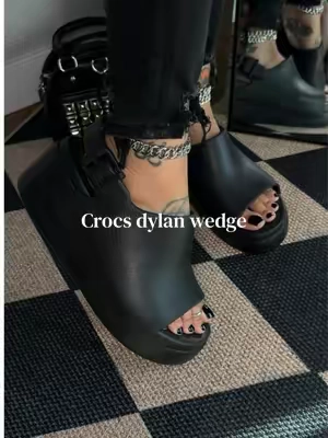 and true to size 🖤 @Crocs #crocs  #crocsnewarrivals #altoutfits #platformshoes #comfyheels 