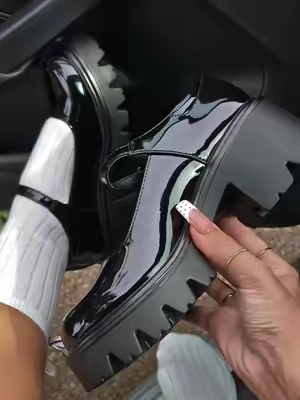 wide foot friendlyyy! these immediately elevate any outfits 🔥🖤 True to size 🖤 #tiktokshopcreatorpicks #TikTokshopbacktoschool #dreampairs #chunkymaryjanes 