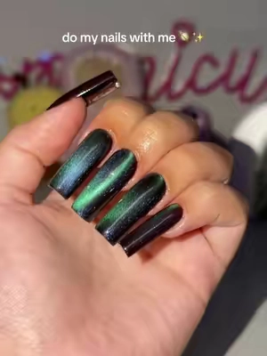 prettiest cat eye evrrrr ✨ @BeetlesGelPolish  #diynails #cateyenails #domyhairwithme #gelxnails #gelnails 
