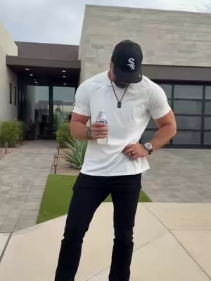 These Ts fit so well you’ll have people on the street asking where you got them! - #mensfashion #fitover40 #tshirt #fittedtee #fall 