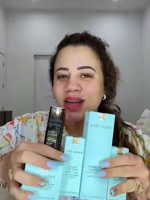 kit antiedad de Estée Lauder, 100% original de la página oficial de la marca. Viene con desmaquillante y gel limpiador para la cara, son productos de skincare de primera línea. Muchos artistas de Hollywood han hablado de esta marca y de cómo les ayudó a cuidar su piel. #esteelauder #skincare #antiedad #cuidadofacial #tiktokshop 