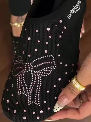 Slippers with bows and rhinestones.#TikTokshopbacktoschool #bling #houseslippers #pinkbow #womenslippers😍 