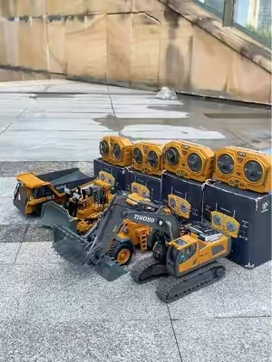 Take your children to play with excavators outdoors.🚜🚜🎁🎁#toys #rcexcavator #rc #kidstoysplay #children 