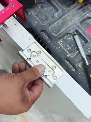 Una sola plantilla es suficiente para bisagras de ángulo recto, de esquinas redondeadas y de diferentes tamaños.#tiktokshop #woodworking #woodworkingtools #carpentrytools #diytools 