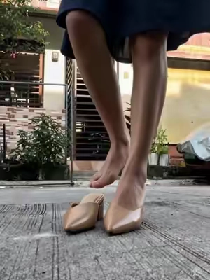 So comfy and perfect for early fall #heels #fallshoes #mules #chunkyheels #fallstyle 