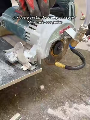 ¿Cansado de terminar cubierto de polvo cada vez que cortas azulejo o concreto? Este accesorio para amoladora alimenta agua directamente hacia el área de corte para ayudar a controlar el polvo mientras trabajas. El flujo es ajustable y funciona con azulejo, concreto, mármol y piedra.angle grinder water attachment, dust control sprayer, wet cutting attachment, tile cutting tool, concrete cutting accessory#DealsForYouDays #SummerVibes #TileTools #ConstructionTools #DIYTools