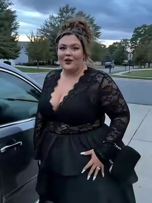 Heading out for a friend’s birthday dinner and I couldn’t NOT show you guys this dress. 🥺#plussizefashion #blackdress  #datenightoutfit #girlsnightout #midsizefashion