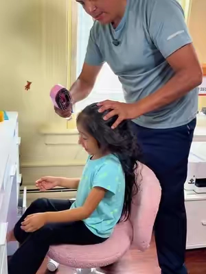Como no inventaron esto antes. 😩 #hairbrush #hair #styling #DealsForYouDays #tiktokmademebuyit  