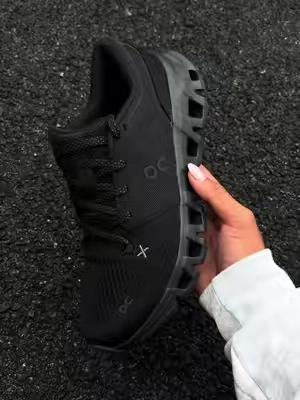 The easiest running shoe to pair with any relay outfit 🖤 #Fyp #Oncloud #Runningsneaker #Viral 