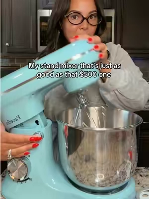 You can get it for your own kitchen but they also make really good house warming gifts, Christmas gifts, newlywed gifts etc! They do just as good as the really expensive ones and don’t break the bank! 🙌🏼🎁👩🏻‍🍳#standmixer #standmixers #housewarminggift #christmasgiftideas @Lidaro Home Appliances 