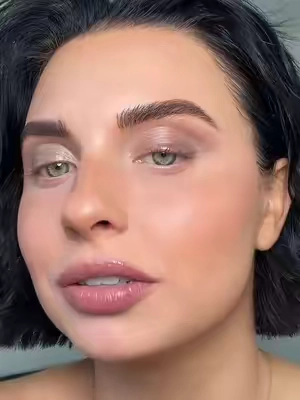 Literally the easiest eyeshadow ever omg 😻👏 #tiktokshopsummersale #tiktokshopcreatorpicks #TikTokshopbacktoschool #easyeyeshadow #easyeyemakeup 