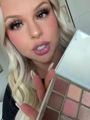 It’s soooo gorgeous 😭😭😭 let me know if yall wanna see a tut! #lipcombo #eyeshadowtutorial #eyeshadowpalette #makeuphacks #lipcombo 