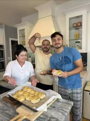 Hoy preparamos pan de ajo y esta maquinita me encantó para batir la arina 