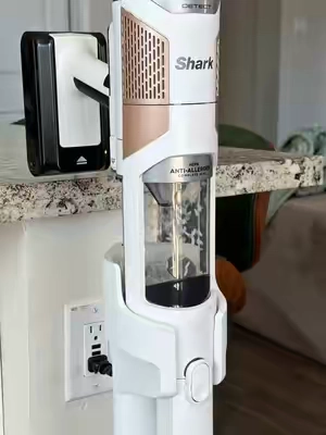 The self empty is soo nice 🤩 #sharkcleanandempty #cordlessvacuum #vacuum #vacuumcleaner #stickvacuum 