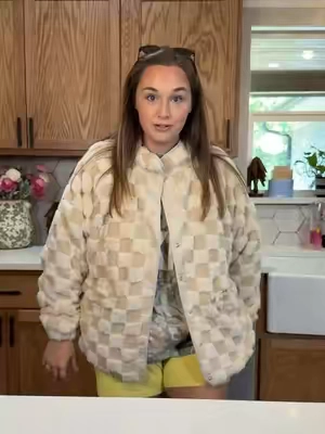 This sherpa checkered jacket has that cozy oversized look that instantly makes a simple fall outfit feel put together. 🍂 Perfect for layering as the weather cools down! #SherpaJacket #CheckeredJacket #FallJacket #FallOutfitIdeas #WomensFashion 