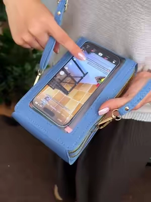 ¿Salesdecasaconelcelular,lastarjetasyunmontóndecositasenlasmanos?Estabolsitaconpantallatáctilestásúperpráctica📱👜 Solometeselteléfonoypuedescontestarllamadasorespondermensajessintenerquesacarlo.Tambiéntieneespacioparatarjetas,documentos,audífonosyotrascosaspequeñas.Escompactaperocabebastante,perfectaparasalir,irdecomprasoviajar.Además,hayvarioscoloresparaelegir.Sitegustallevartodomáscómodoyligero,échaleunvistazo👇 #TikTokShopFinds#TikTokMadeMeBuyIt#CrossbodyBag#TouchScreenBag#EverydayBag