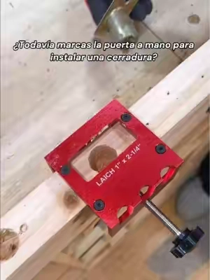 ¿Sigues haciendo las mortajas para pestillos a puro cincel? Esta plantilla para fresadora te ayuda a mantener el corte alineado y hacer la ranura de la placa y el centro de forma mucho más rápida y precisa. Ideal para instalación de cerraduras y puertas de madera.door latch mortise template, door lock installation tool, router door template, door mortising jig, woodworking door tools#DealsForYouDays #SummerVibes #WoodworkingTools #DIYTools #DoorInstallation