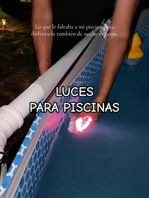 Dale otro ambiente a tu piscina ✨💦 Estas luces SANSI son sumergibles, cambian de color y funcionan con batería, así que no necesitan cables. Incluyen control remoto, temporizador y diferentes modos de iluminación. Además, puedes instalarlas mediante imán o succión. Perfectas para darle un toque diferente a tus noches de piscina. 🌈🏊‍♀️ #PoolLights #LucesParaPiscina #Piscina #PoolTok #TikTokshopbacktoschool 
