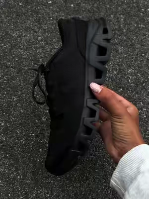 This all black sneaker is a must have in your collection 🖤 #Fyp #Oncloud #Running #Viral 