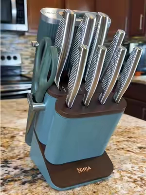 These new Ninja Neverdull Pros are really nice kitchen knife’s 🔪 #ninjaknifeset #kitchenknife #kitchenknifeset #kitchenknives #TikTokshopbacktoschool 