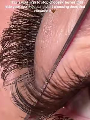 Have you ever seen something so seamless and perfect 🤎 these brown lash clusters look amazing with green eyes #veyesbeauty #lashtok #lashclusters #lashextensionsathome #bestlashes 