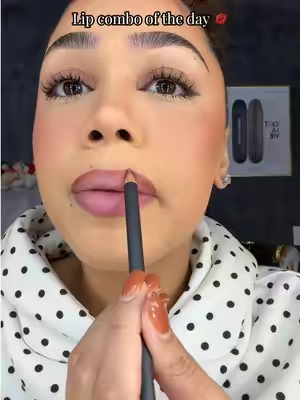 @M.A.C Cosmetics Store lip liner in ‘spice’ , lipstick in ‘velvet teddy’ & gloss in ‘oyster girl’ 💋💗